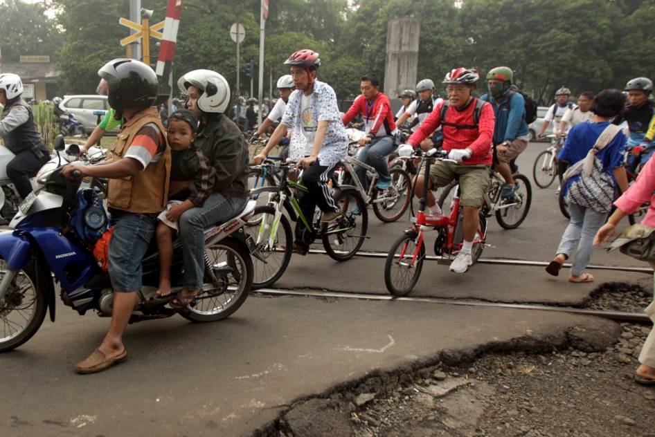 FOTO: Gowes Terjauh Jokowi, Lewat Macet dan Pasar