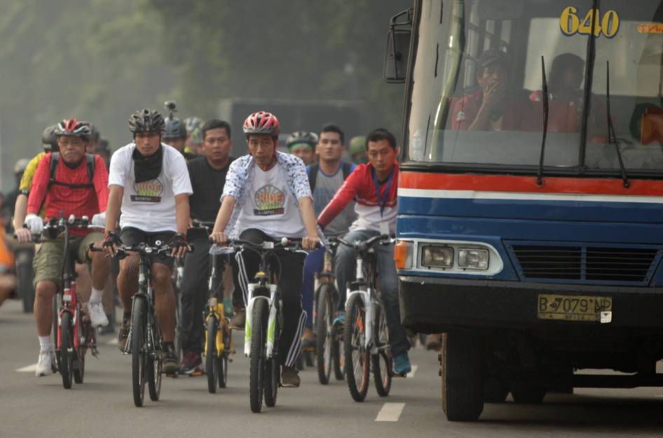 FOTO: Gowes Terjauh Jokowi, Lewat Macet dan Pasar
