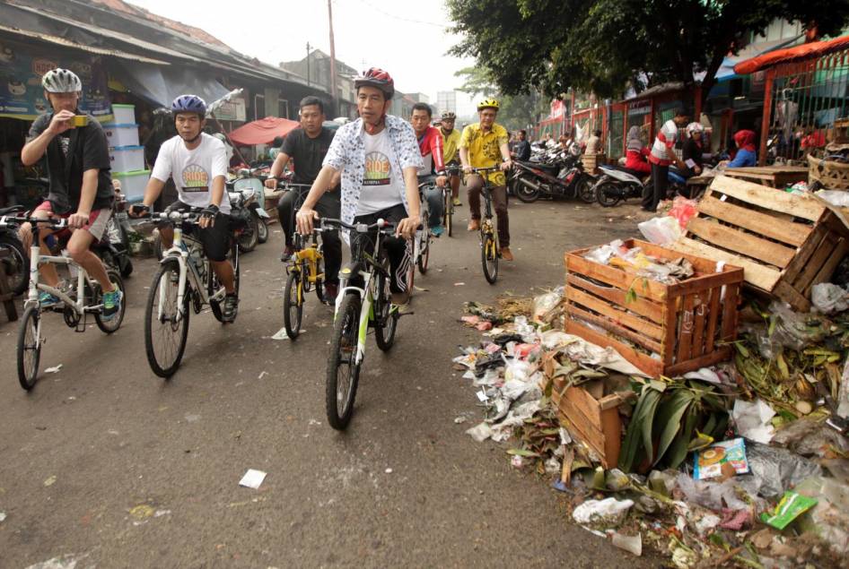 FOTO: Gowes Terjauh Jokowi, Lewat Macet dan Pasar