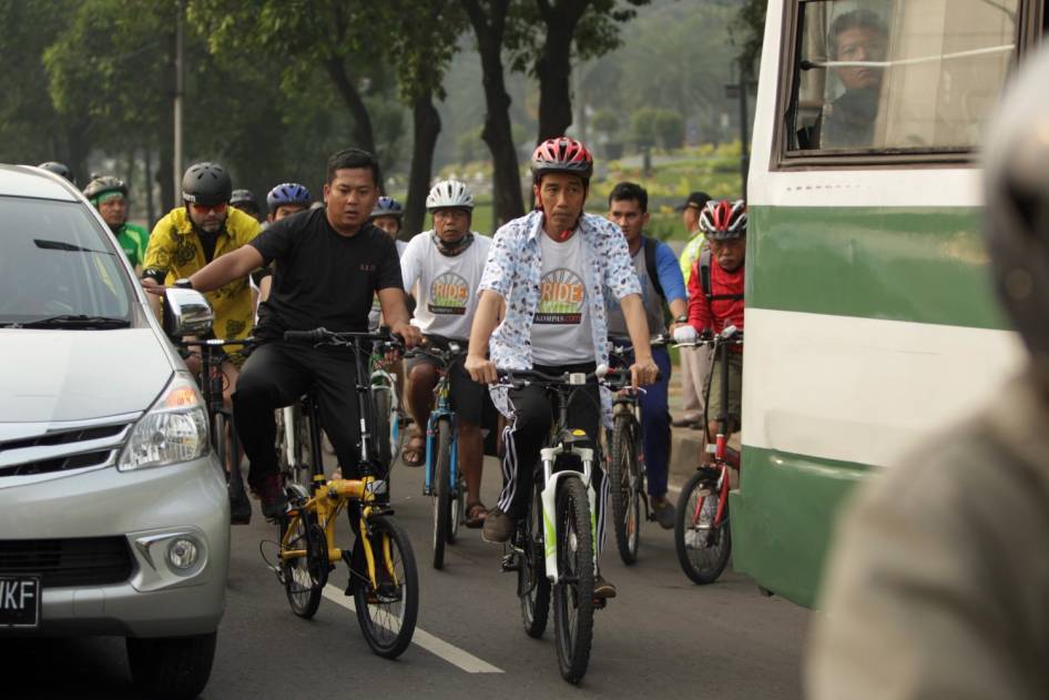 FOTO: Gowes Terjauh Jokowi, Lewat Macet dan Pasar