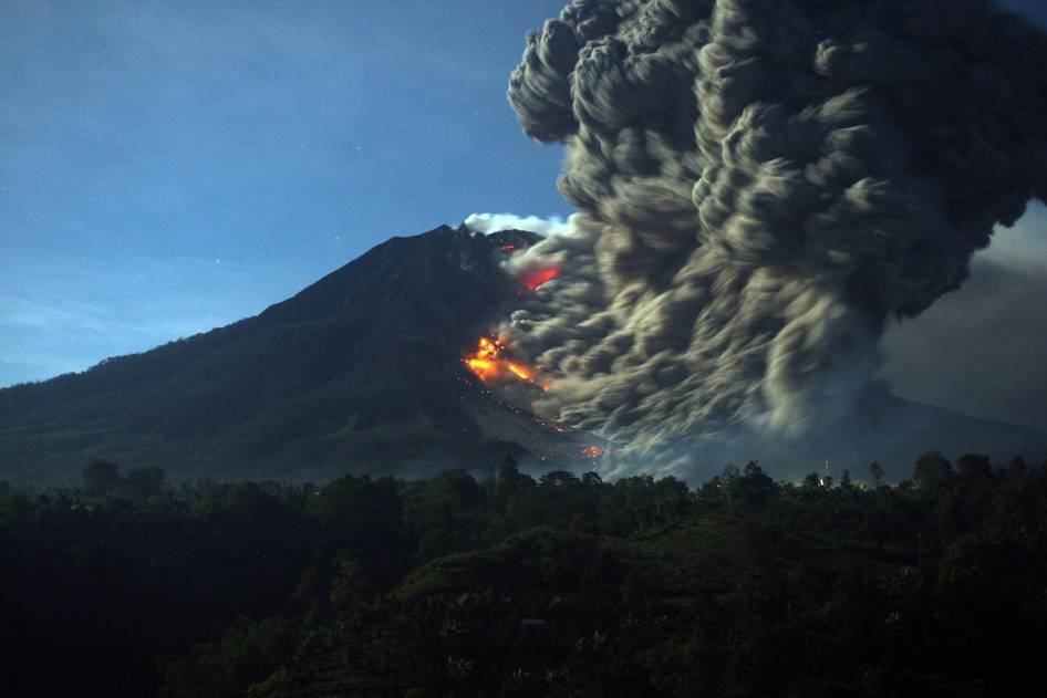 &#91;Duka Sinabung&#93; - Dahsyatnya aliran lava Gunung Sinabung ancam warga Karo