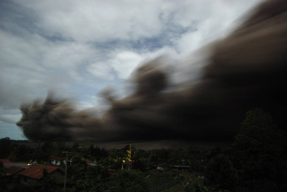 &#91;Duka Sinabung&#93; - Dahsyatnya aliran lava Gunung Sinabung ancam warga Karo