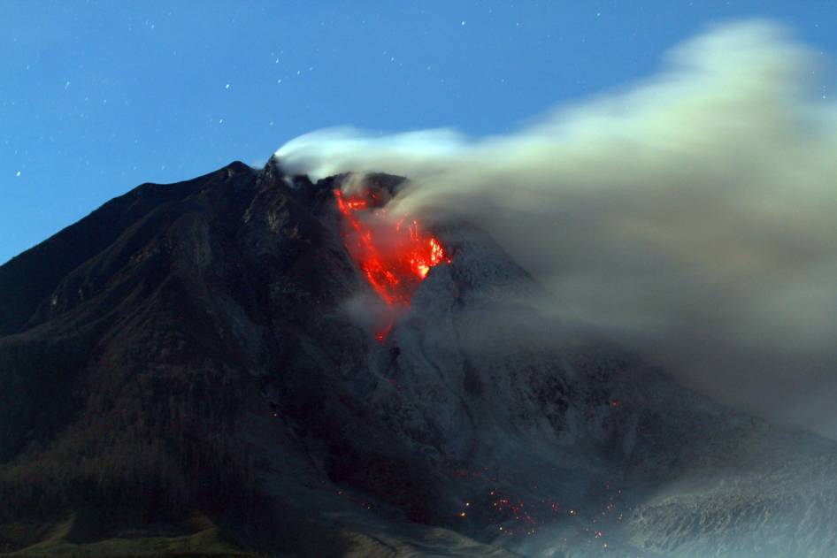 &#91;Duka Sinabung&#93; - Dahsyatnya aliran lava Gunung Sinabung ancam warga Karo