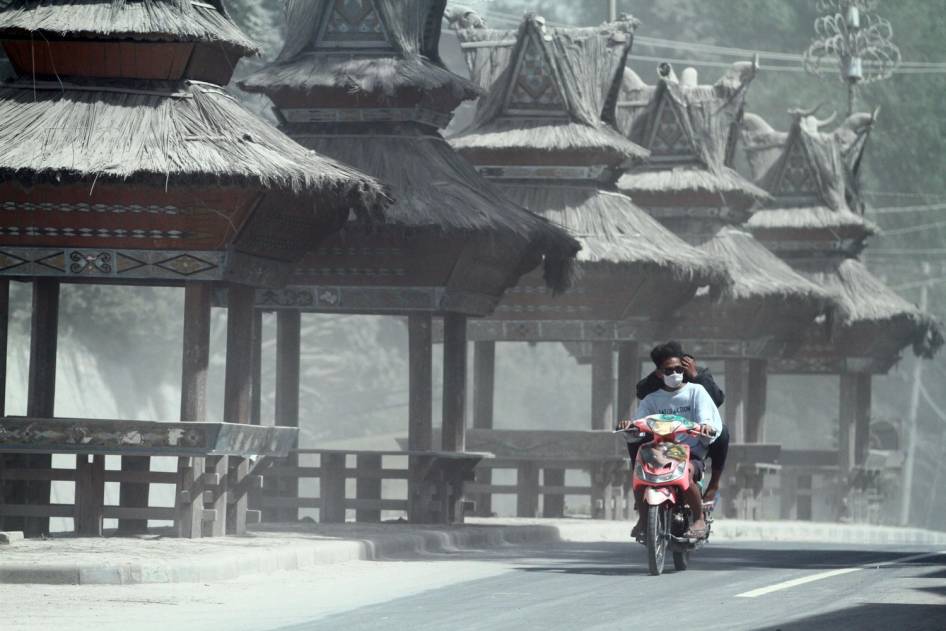 &#91;Duka Sinabung&#93; - Dahsyatnya aliran lava Gunung Sinabung ancam warga Karo