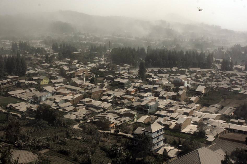 &#91;Duka Sinabung&#93; - Dahsyatnya aliran lava Gunung Sinabung ancam warga Karo