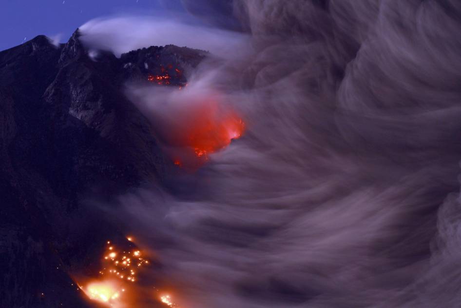 &#91;Duka Sinabung&#93; - Dahsyatnya aliran lava Gunung Sinabung ancam warga Karo