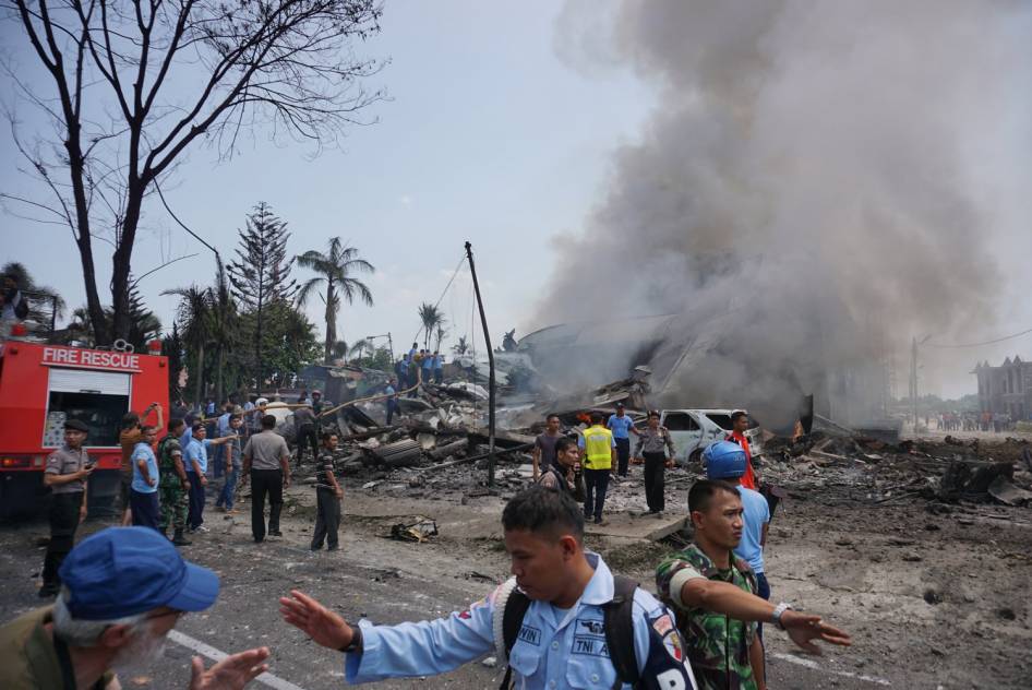 ( Foto Lengkap ) Kecelakaan pesawat hercules di medan