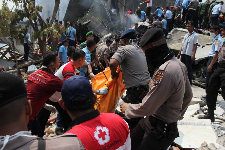 ( Foto Lengkap ) Kecelakaan pesawat hercules di medan
