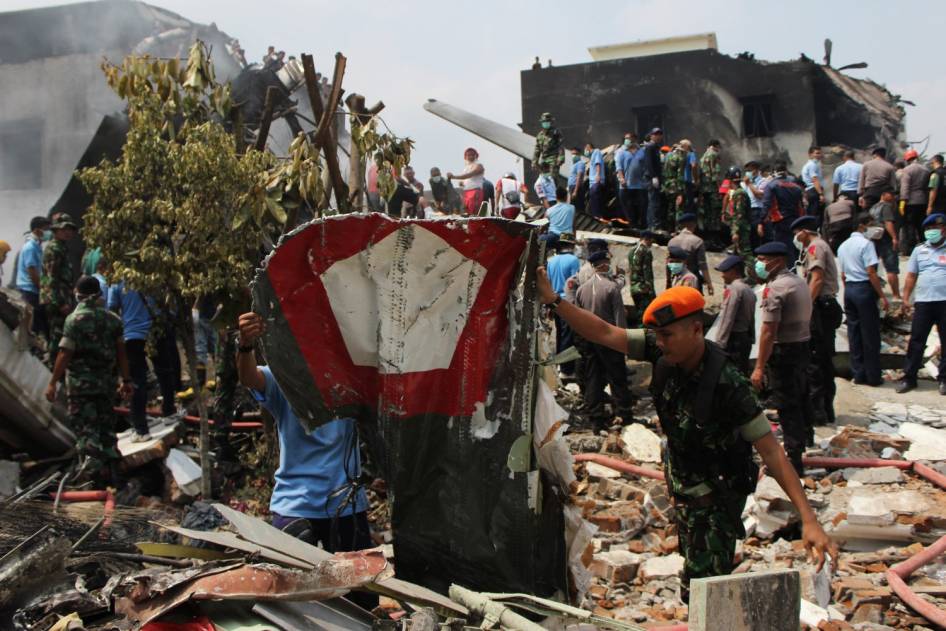 ( Foto Lengkap ) Kecelakaan pesawat hercules di medan