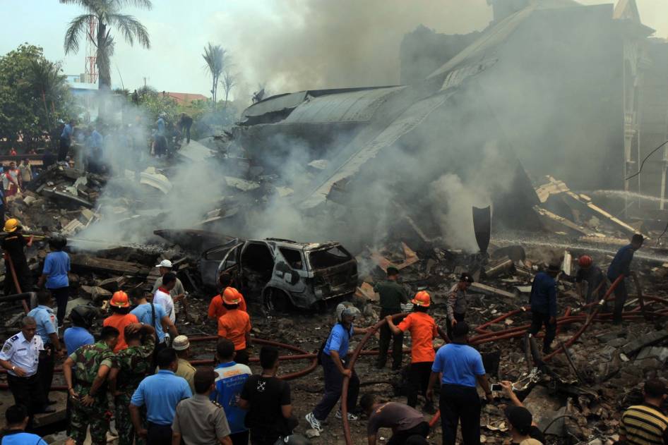 ( Foto Lengkap ) Kecelakaan pesawat hercules di medan