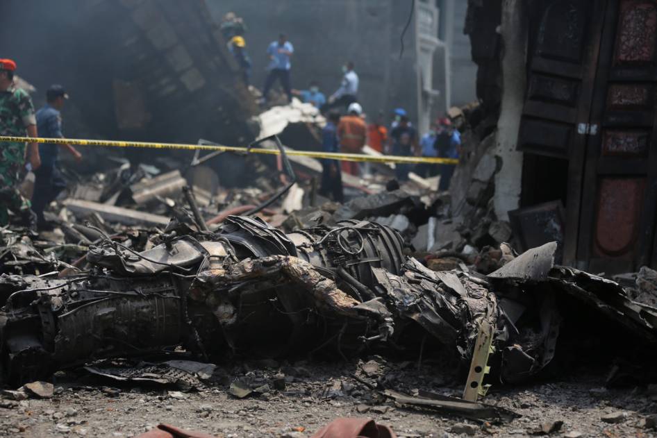 ( Foto Lengkap ) Kecelakaan pesawat hercules di medan