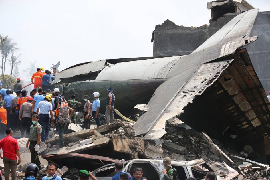 ( Foto Lengkap ) Kecelakaan pesawat hercules di medan
