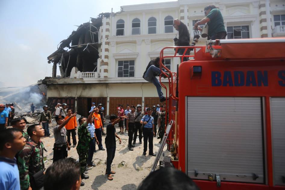 ( Foto Lengkap ) Kecelakaan pesawat hercules di medan