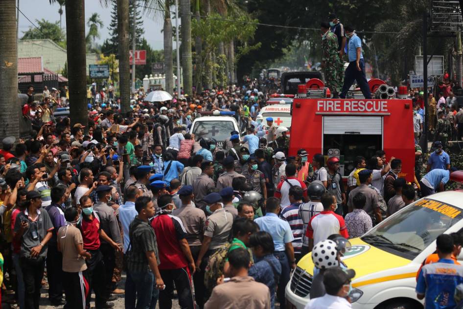 ( Foto Lengkap ) Kecelakaan pesawat hercules di medan