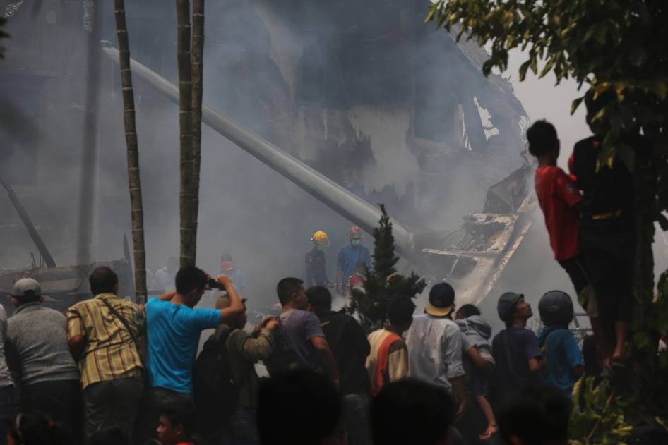( Foto Lengkap ) Kecelakaan pesawat hercules di medan