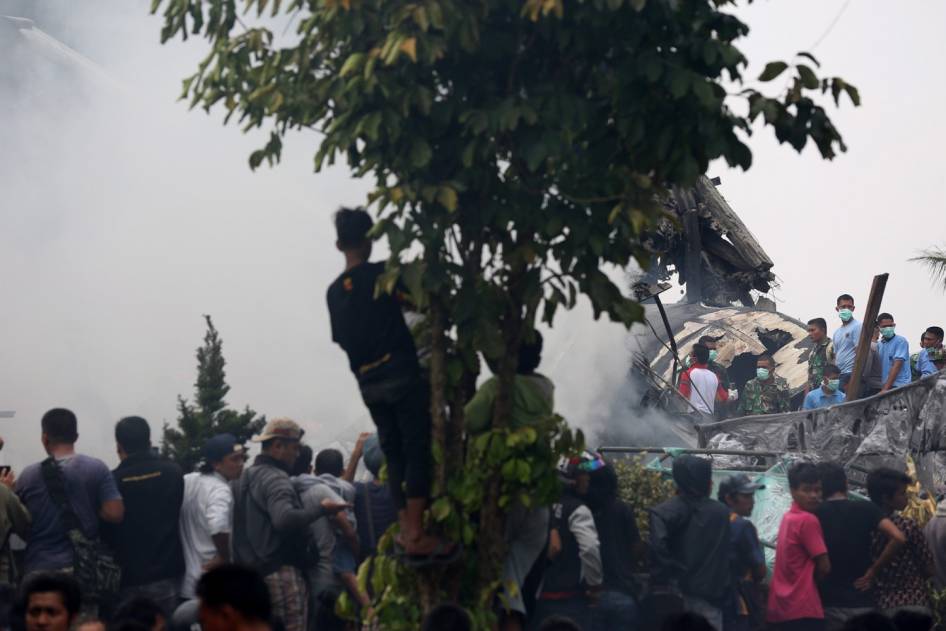 ( Foto Lengkap ) Kecelakaan pesawat hercules di medan
