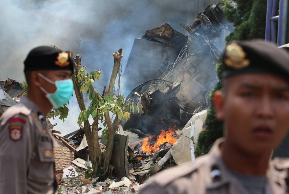 ( Foto Lengkap ) Kecelakaan pesawat hercules di medan