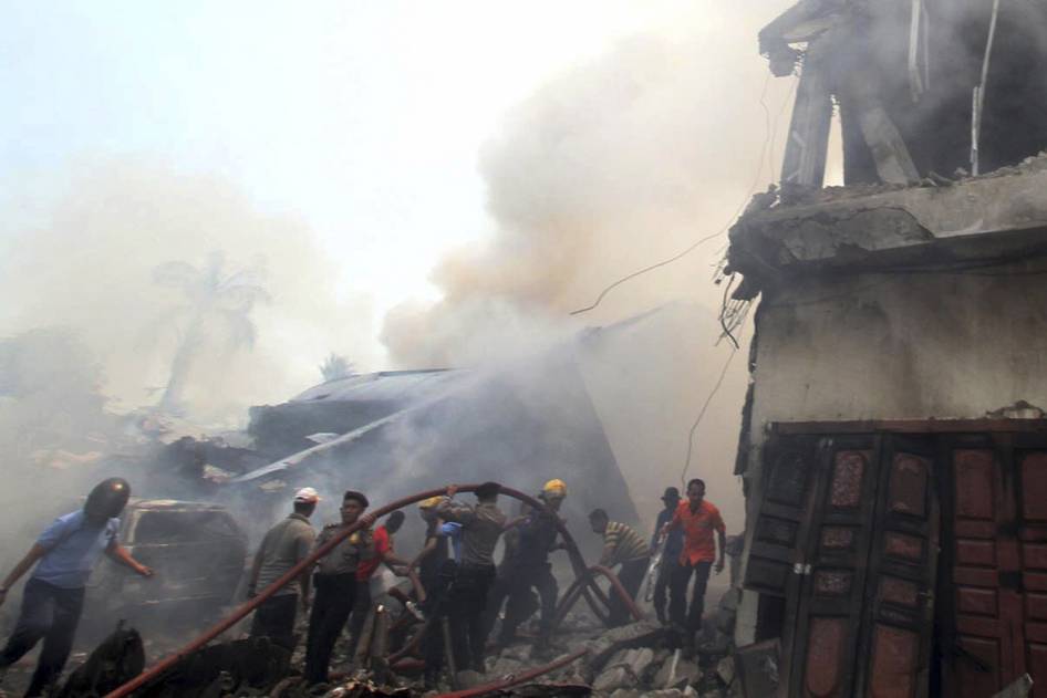 ( Foto Lengkap ) Kecelakaan pesawat hercules di medan