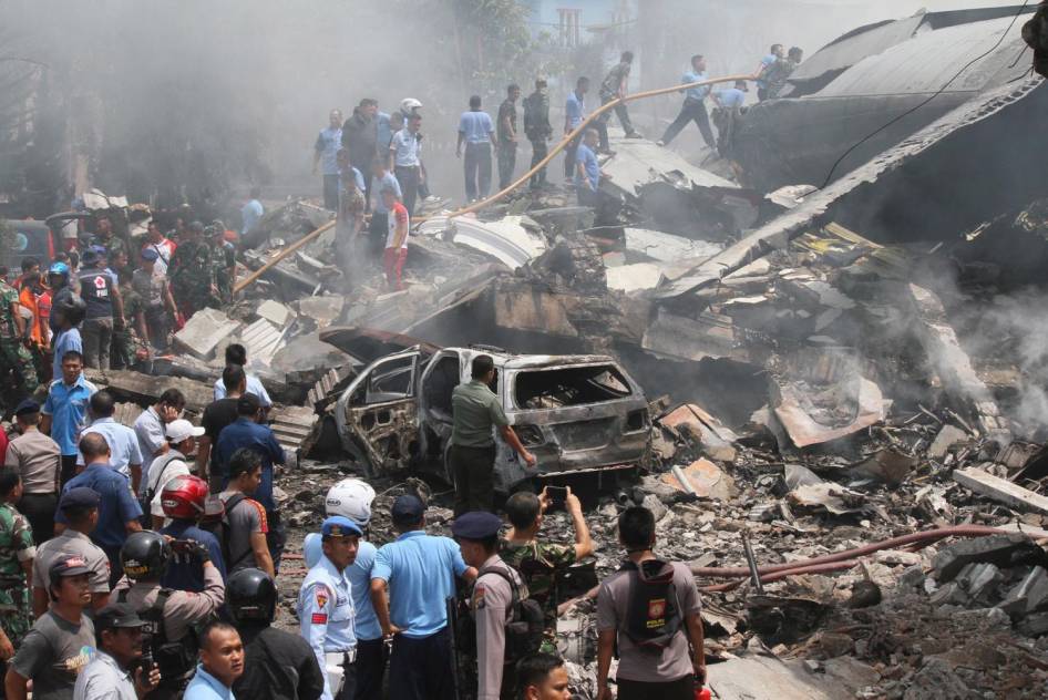 ( Foto Lengkap ) Kecelakaan pesawat hercules di medan