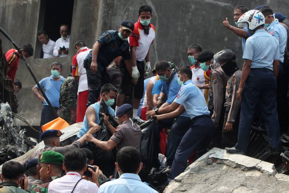 ( Foto Lengkap ) Kecelakaan pesawat hercules di medan