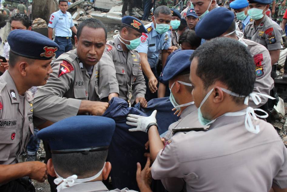 ( Foto Lengkap ) Kecelakaan pesawat hercules di medan