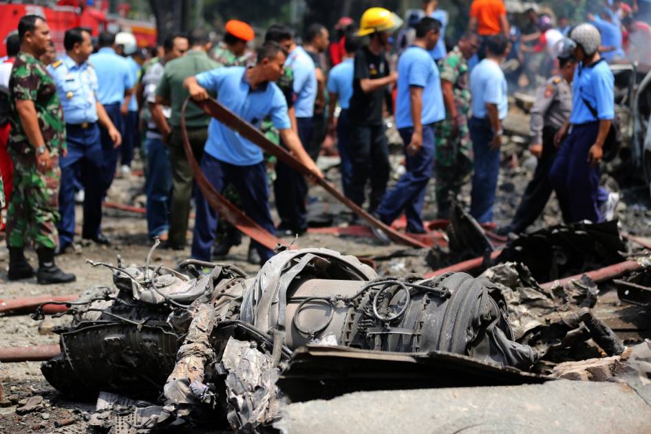 ( Foto Lengkap ) Kecelakaan pesawat hercules di medan