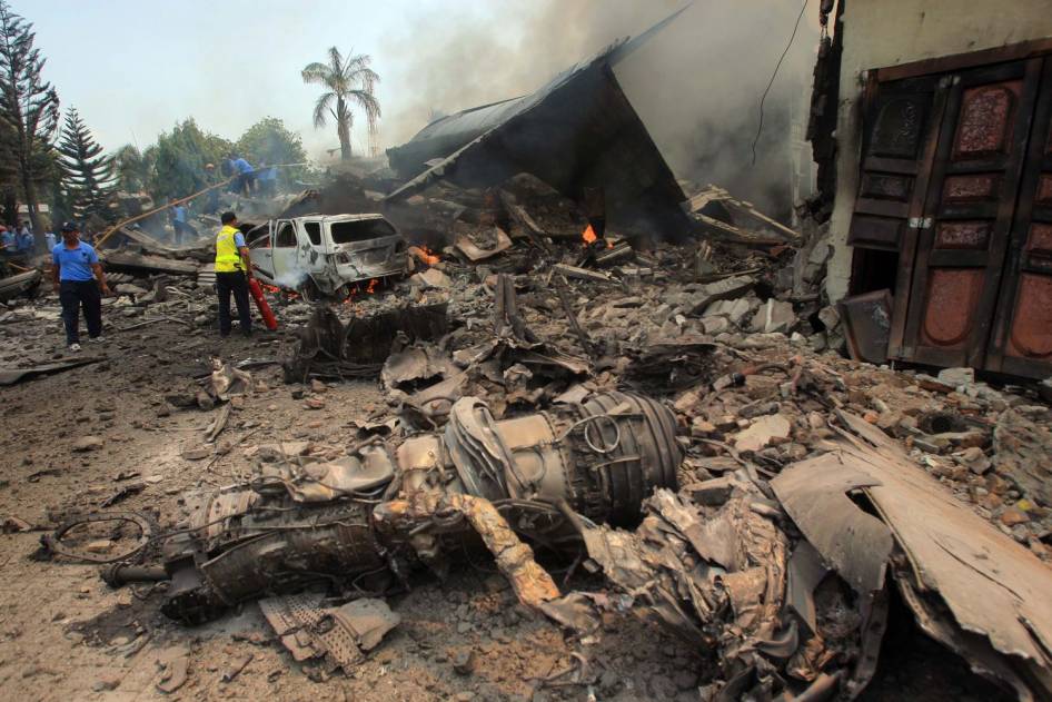 ( Foto Lengkap ) Kecelakaan pesawat hercules di medan