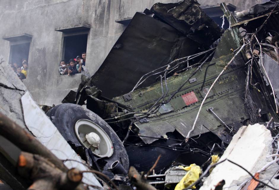 ( Foto Lengkap ) Kecelakaan pesawat hercules di medan