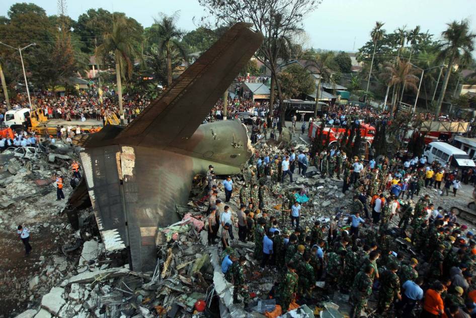 ( Foto Lengkap ) Kecelakaan pesawat hercules di medan