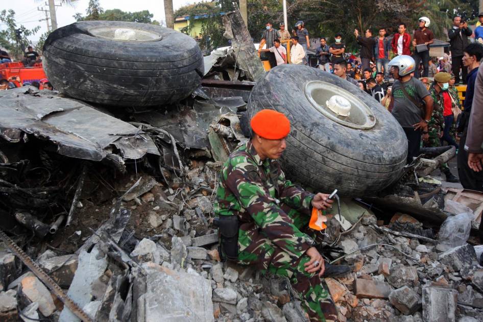 ( Foto Lengkap ) Kecelakaan pesawat hercules di medan