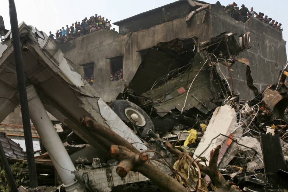 ( Foto Lengkap ) Kecelakaan pesawat hercules di medan