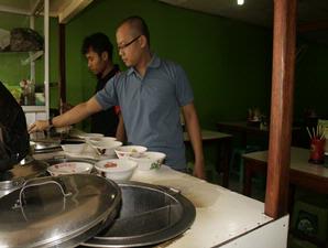 Dicampur Daging Babi, Omzet Pedagang Bakso Turun