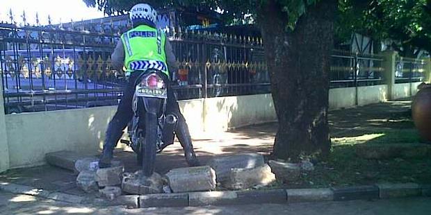 (Share video) Ngadepin Motor Lawan Arah Di Trotoar Jakarta Deket Bundaran HI :ngakak