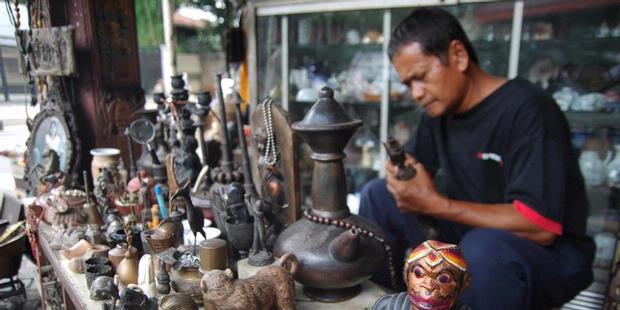 Pasar Barang Antik Jalan Surayaba, Jakarta