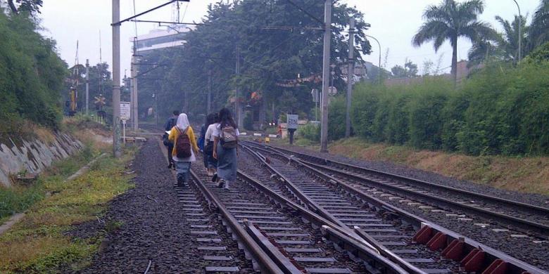 15 Orang Gergaji dan Curi Rel Kereta