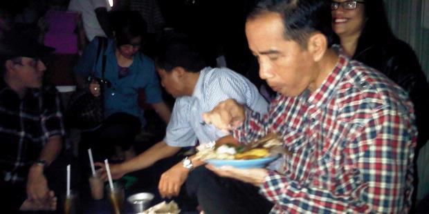 &#91;Pasnastak Tukang Potosop Hoax&#93; Jokowi makan dan minum pakai tangan kiri