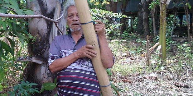 &#91;Berita Unik&#93; Kakek 101 Tahun Ini Sangat Lincah Memanjat Pohon Nira Tanpa Pengaman