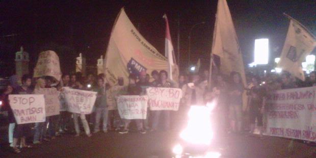 Hari Pahlawan, Mahasiswa Demo di Malam Hari