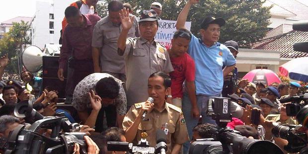 &#91;Jokowi dan SBY hadapi demo&#93;Ribuan Buruh Bergerak ke Istana, Jl MH Thamrin Ditutup