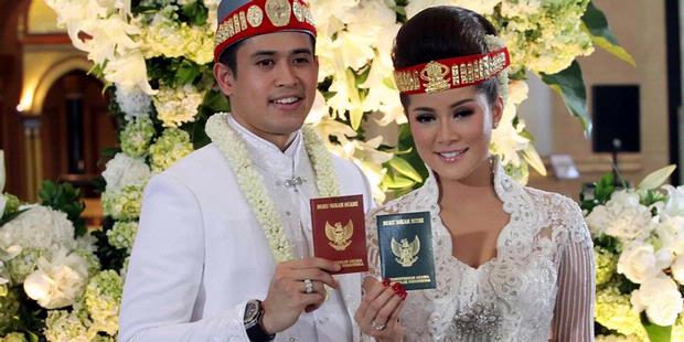 # Para Seleb yang Menikahi Pengusaha Kaya #