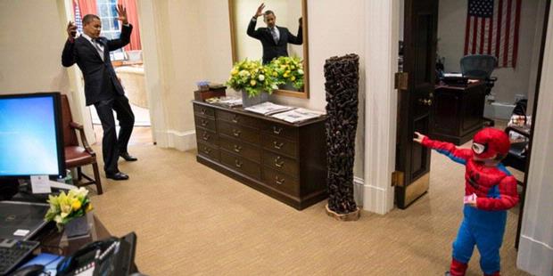 &#91;Galeri Foto&#93; Obama 'ditangkap' Spider-Man