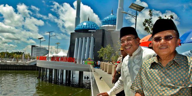 Ngabuburit di Masjid Terapung Pantai Losari