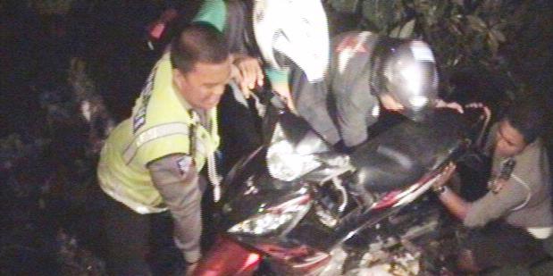 Sama-sama Ngebut, Ambulans dan Motor Tabrakan