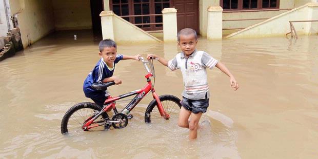 ada-warga-nonton-banjir-jakarta-sambil-narsis