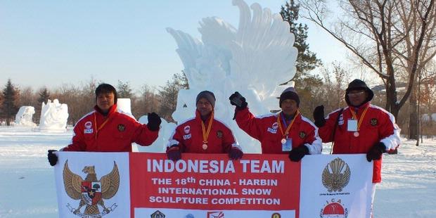 Pemahat Patung Es Indonesia Juara Tiga di China