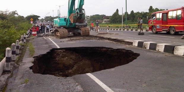 Ringroad selatan jogja amblas 9 meter