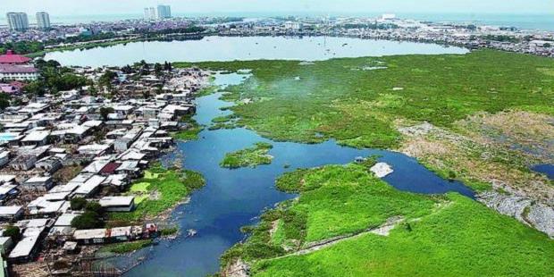 Aparat dan Pekerja Kosongkan Bantaran Kali Sekitar Waduk Pluit