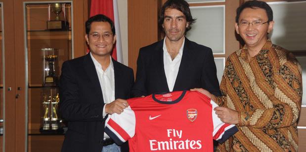 Robert Pires Beri Jokowi Kostum Arsenal Nomor 10 dan Basuki Nomor 7