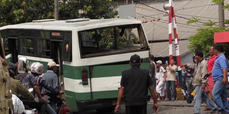 nah-ini-dia-penyebabnya-larang-pengendara-terobos-rel-penjaga-palang-malah-dipukul