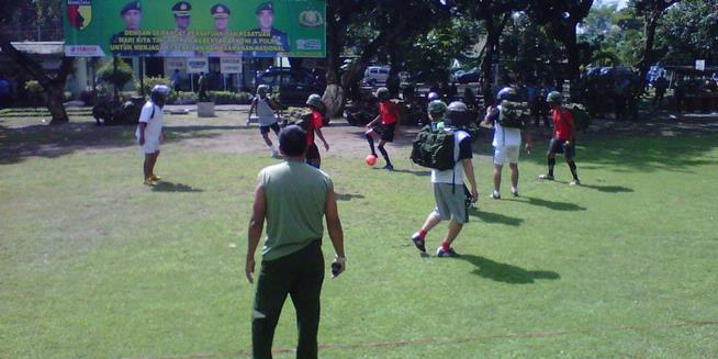 &#91;Bukan Berita Perang&#93; Polisi dan Tentara Kediri Bertarung di Arena Futsal